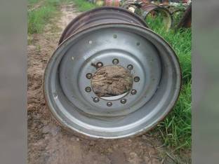 Used 21"x 32" 4 1/2" & 17" Offset 10 Bolt Rim Gleaner R50 R5 R42 R7 R62 N6 R52 R72 R6 N7 R40 N5 White 2600 2500 71361405
