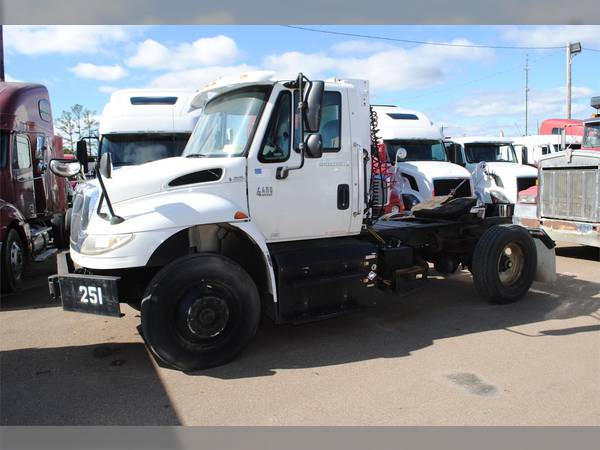 2005 International DURASTAR 4400 Conventional Truck w/o Sleeper