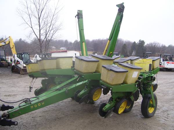 John Deere 7000 Planter/Row Unit #016906A M-NOLAN FARMS, INC. LAPEER Michigan  Fastline