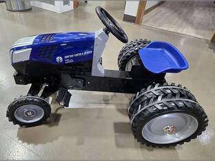 New Holland T8.440 PEDAL TRACTOR WITH DUALS