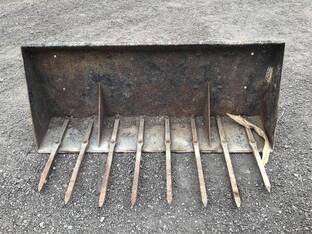 International 5 FT. MANURE BUCKET