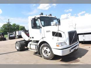 2004 Volvo VNM42T200