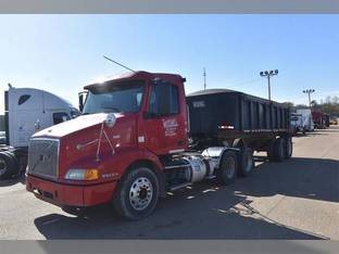 2002 Volvo VNM64T200