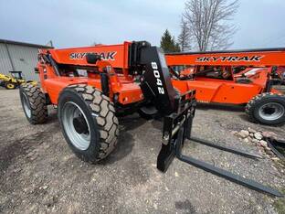 2023 JLG 8042
