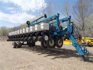 2003 Kinze 3700