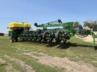 2022 John Deere 1775NT