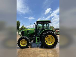 2019 John Deere 6105E cab