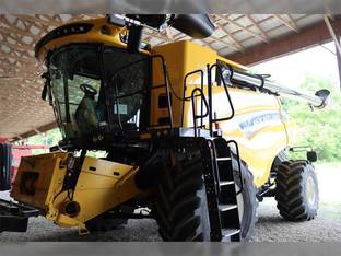 New Holland CR7.90