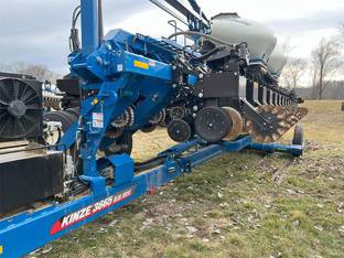 2023 Kinze 3665