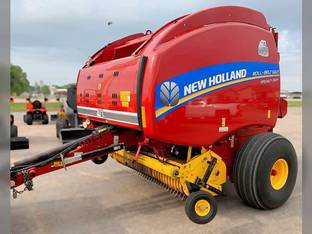 2015 New Holland Roll-Belt™ Round Balers 560