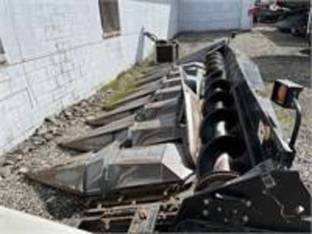 1996 Gleaner HUGGER 830