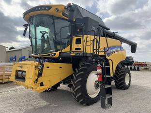 2017 New Holland CR7.90