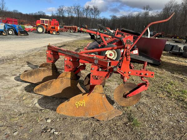 Massey-Ferguson 345 Plow #001334 MACFADDEN & SONS, INC. SHARON SPRINGS ...