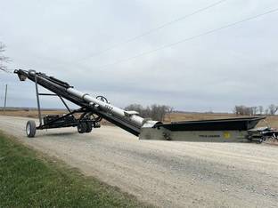 2025 Universal 1537 FIELD LOADER TD