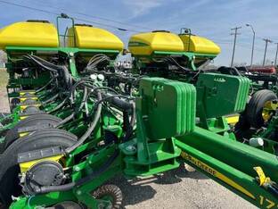2017 John Deere 1775NT