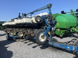 2001 Kinze 3600