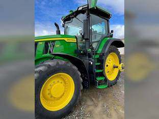 2022 John Deere 7R 230