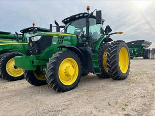 2015 John Deere 6215R