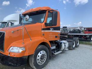 2015 Volvo VNM64T200