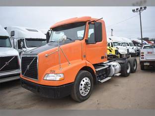 2017 Volvo VNM64T200
