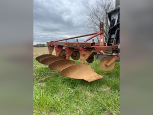Massey-Ferguson 4-16 plow
