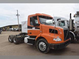 2015 Volvo VNM64T200