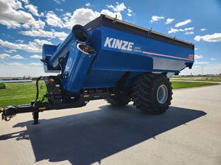 2022 Kinze 1121 Harvest Commander Grain Cart
