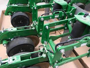 John Deere ME planter row unit