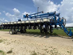 2004 Kinze 3700
