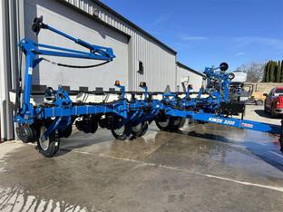 2024 Kinze 3205