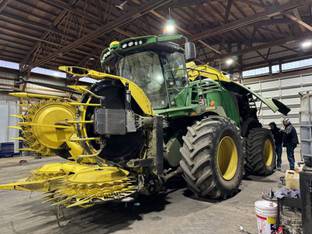 2022 John Deere 8300