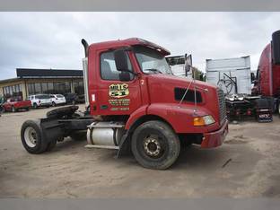 2004 Volvo VNM42T200
