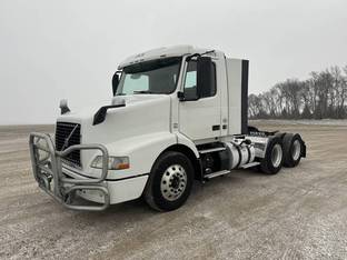 2017 Volvo VNM64T200