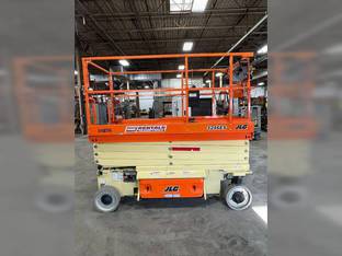 2017 JLG 3246ES