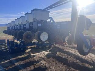 2000 Kinze 3600