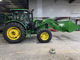 2022 John Deere 6135E Cab