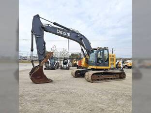 2020 John Deere 245G LC