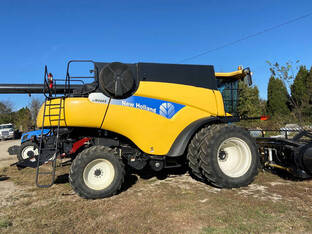 2010 New Holland CR9065 Combine
