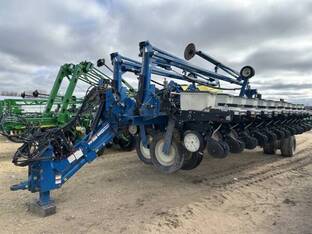 2003 Kinze 3700