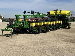 2017 John Deere 1775NT