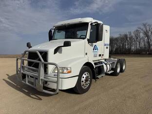 2016 Volvo VNM64T200