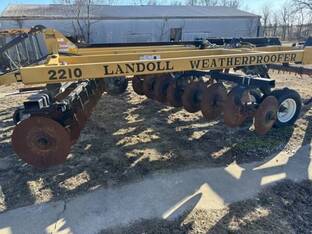 2010 Landoll 2210
