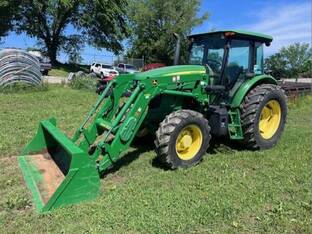 2015 John Deere 6135E