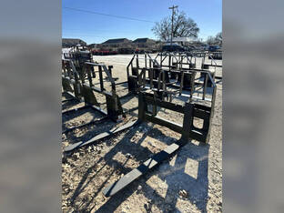 2025 Mahindra Attachments Pallet Forks 4000.