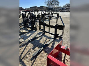 2025 Mahindra Attachments Pallet Forks 2000.