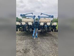 2000 Kinze 3200