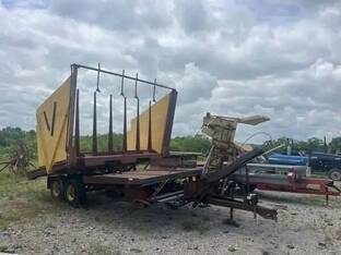 New Holland 1034 BALE WAGON
