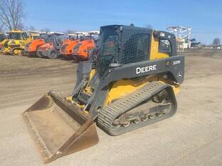 2014 John Deere 329E