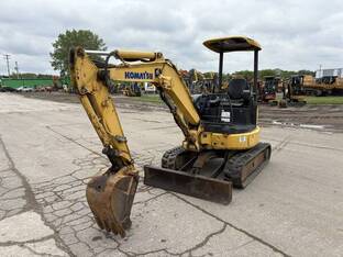 2015 Komatsu PC30MR-3