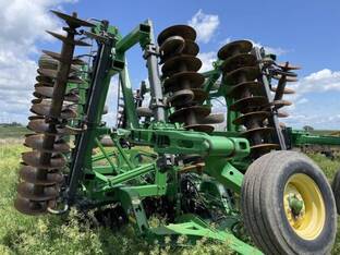 2011 John Deere 637